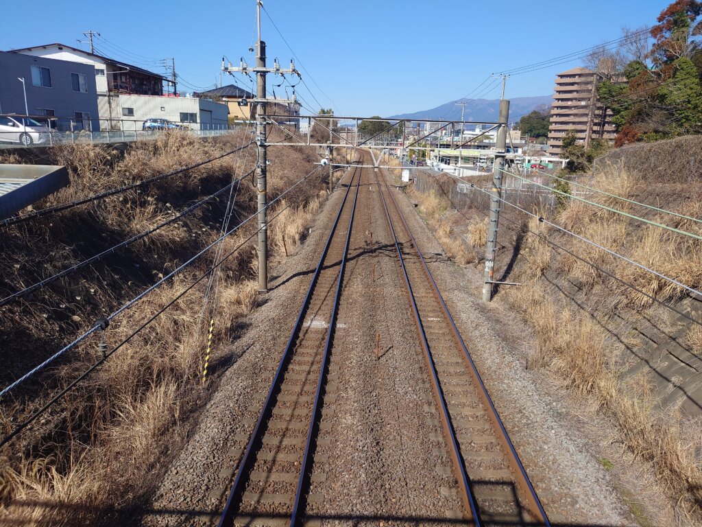 住宅地の間を延びる鉄道の線路