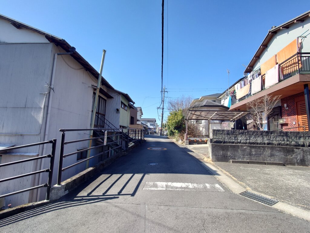 住宅が建ち並ぶ幅の狭い生活道路