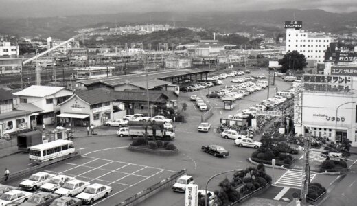 昭和58年撮影の三島駅南口。現在は東街区再開発が進むエリアの当時の風景。