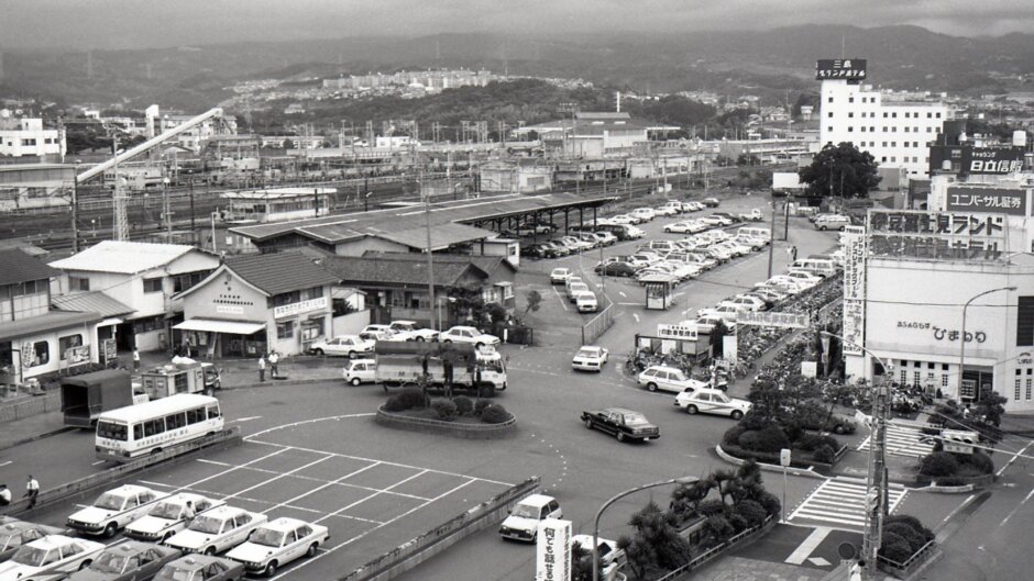 昭和58年撮影の三島駅南口。現在は東街区再開発が進むエリアの当時の風景。