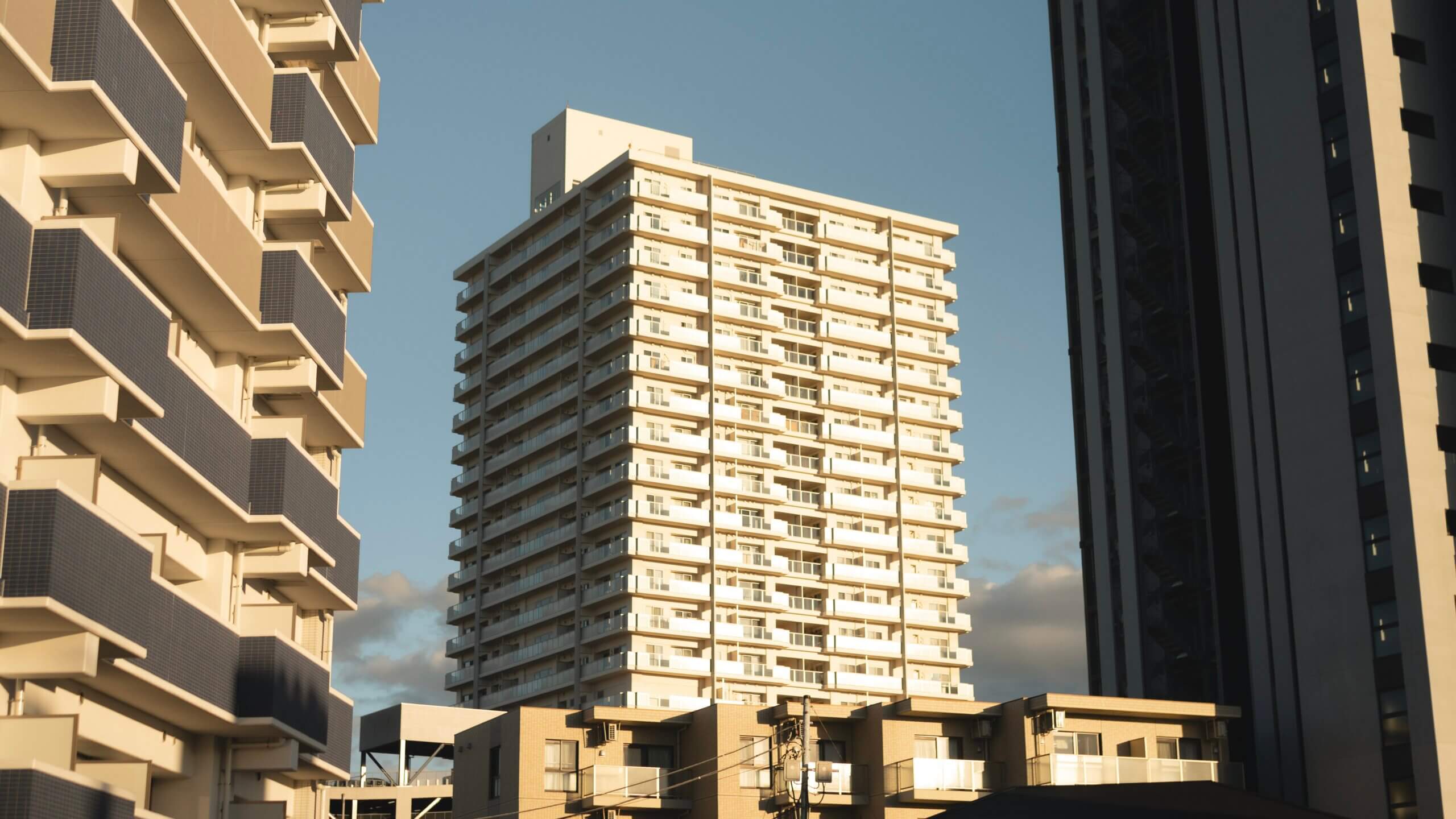 三島市商業エリアのマンション外観