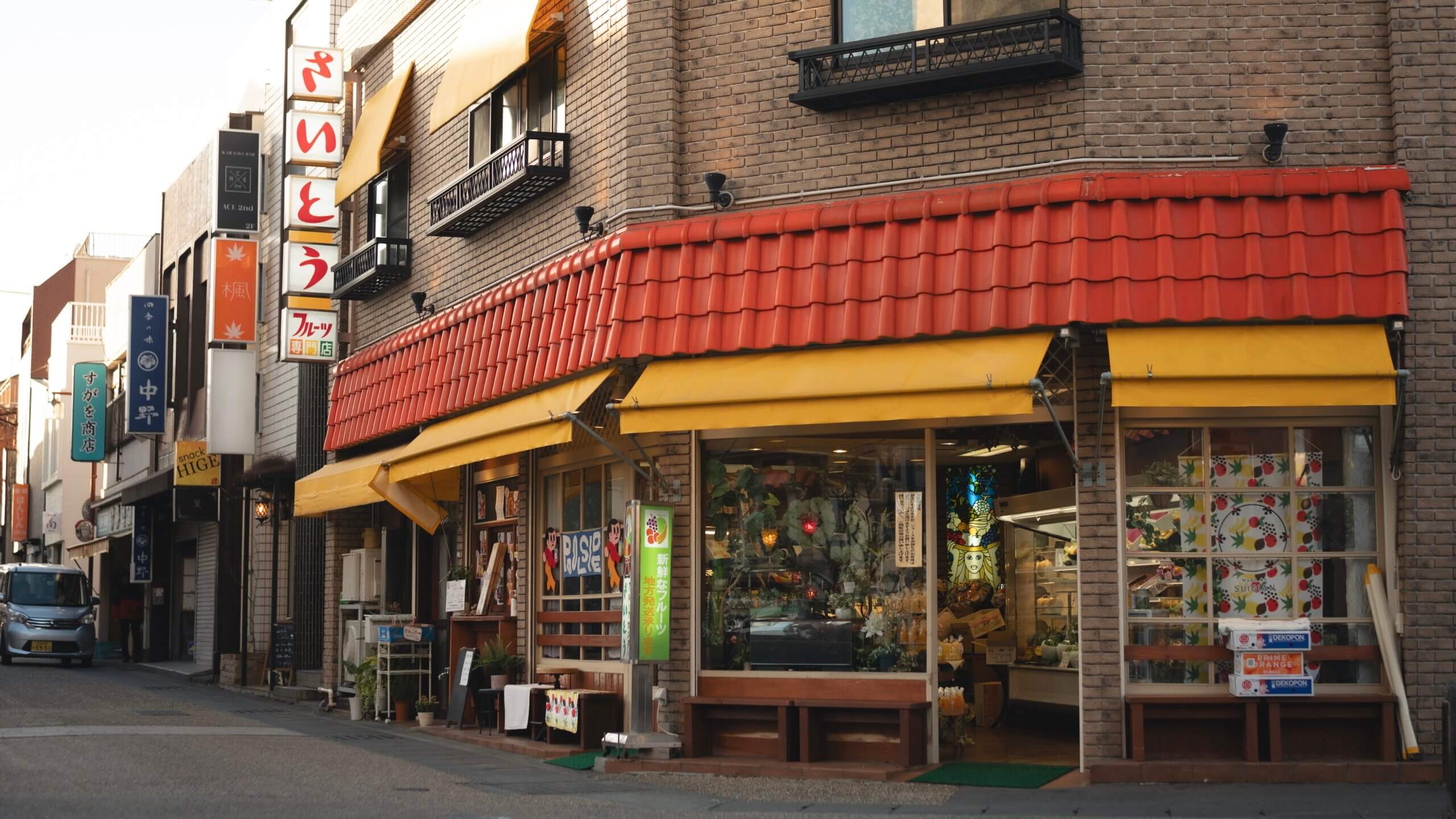 三島市の商店街に並ぶ個人経営の専門店