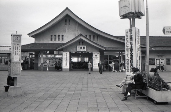 1980年代の三島駅の駅舎と駅前広場